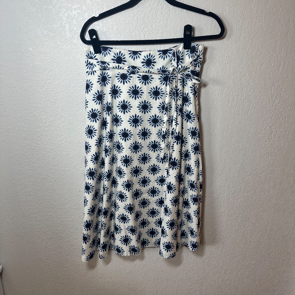 LOFT Navy & White Floral Print Wrap Skirt – Size Small - Picture 2 of 3